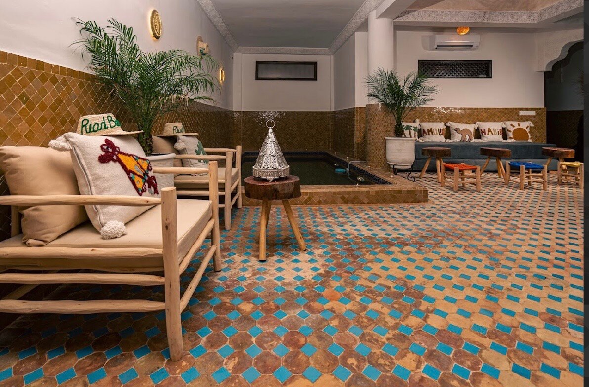 Piscina interior y salón